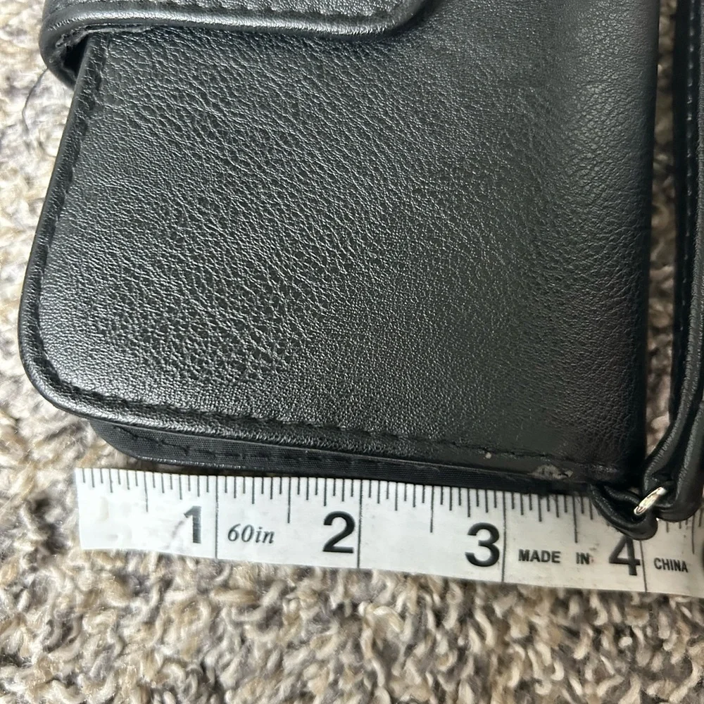 5/$25 Kenneth Cole Reaction Black Leather Wristlet/wallet